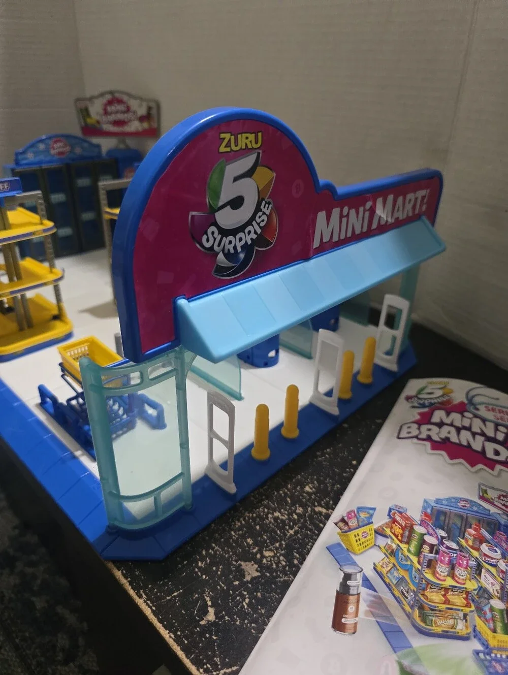 Mini Brands! Series 4 Mini Mart! Pretend Building Toy Grocery Store ZURU brand